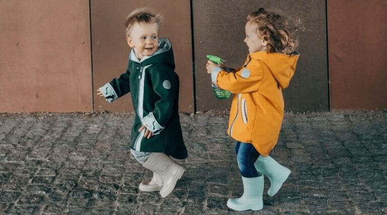 Kurtki dziecięce na jesień idące w parze z edukacją