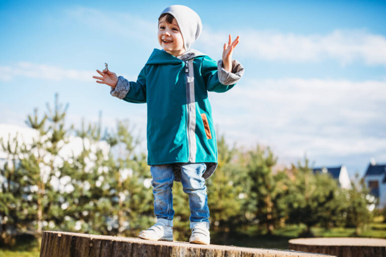 Wiosenna kurtka dla przedszkolaka – co warto kupić?