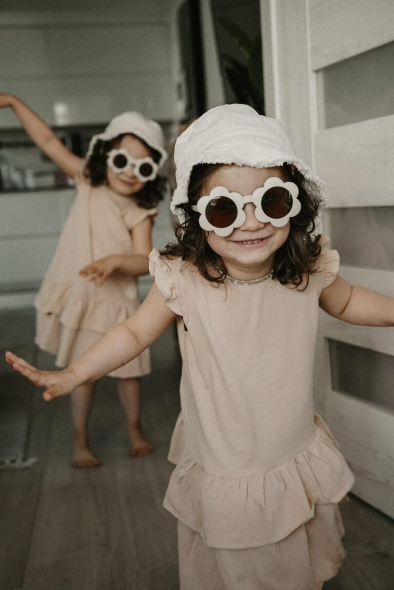 „Jak mądrze chronić dziecko przed słońcem? Naturalne ubranka, które naprawdę pomagają latem”